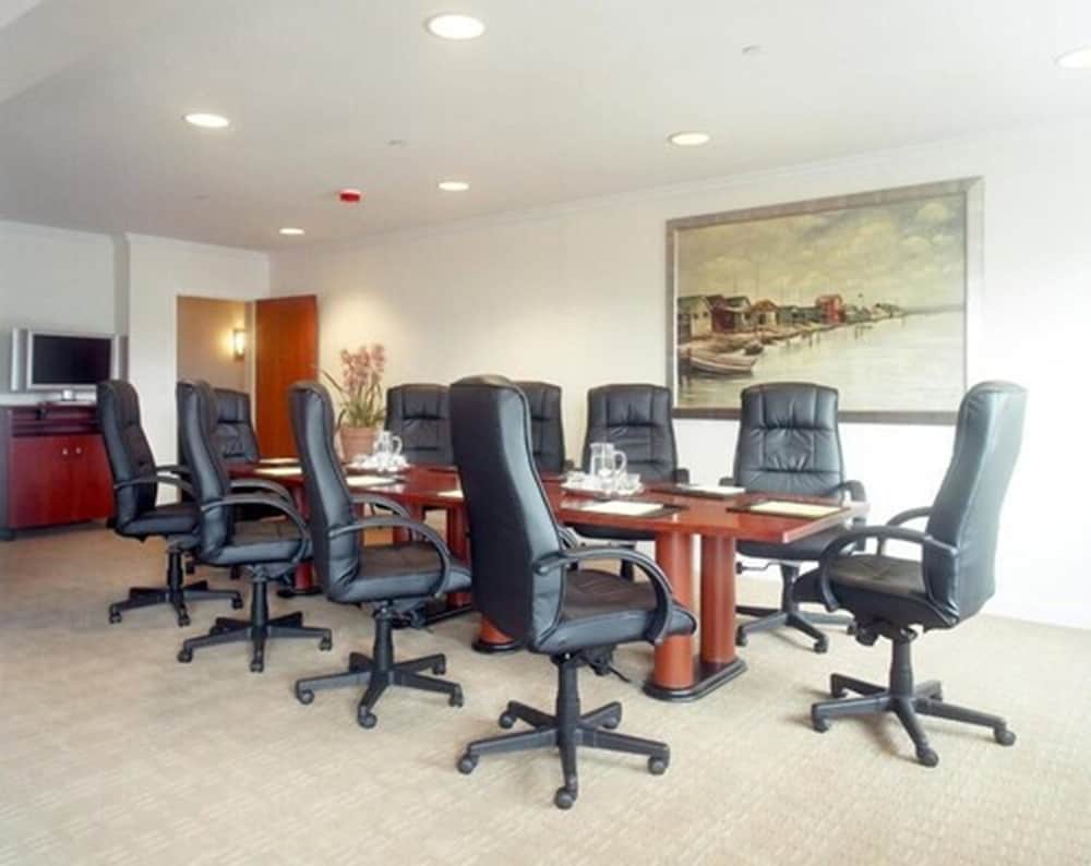 Фото The Harbor Front Inn