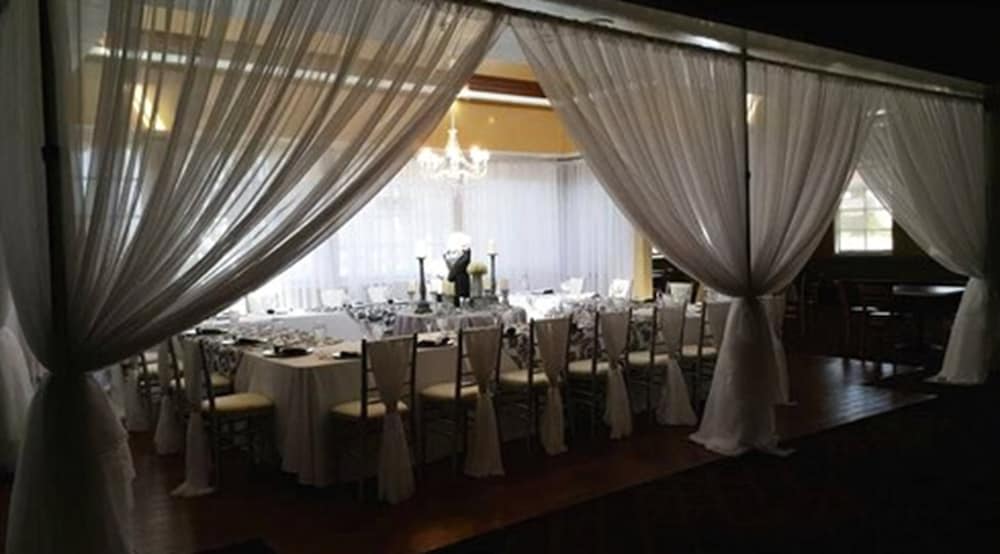 Фото Ramada by Wyndham Hawthorne Lax La Stadium