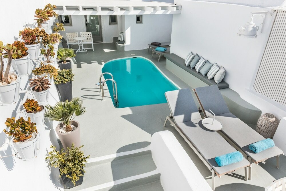 Фото On The Rocks Hotel