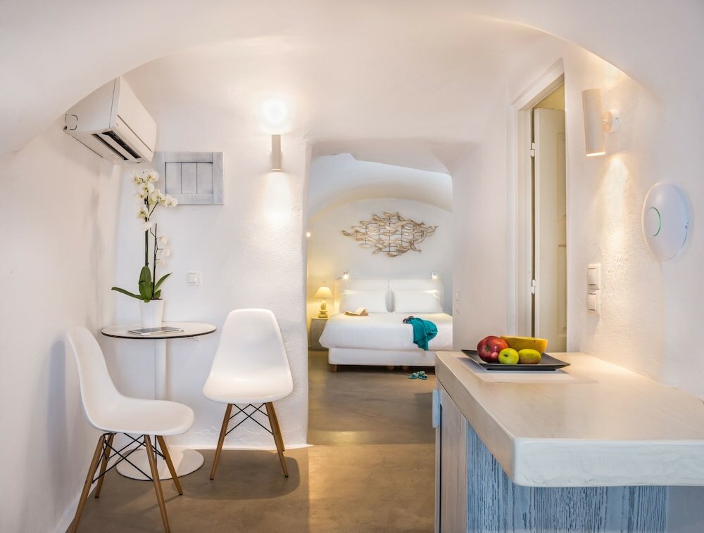 Фото On The Rocks Hotel