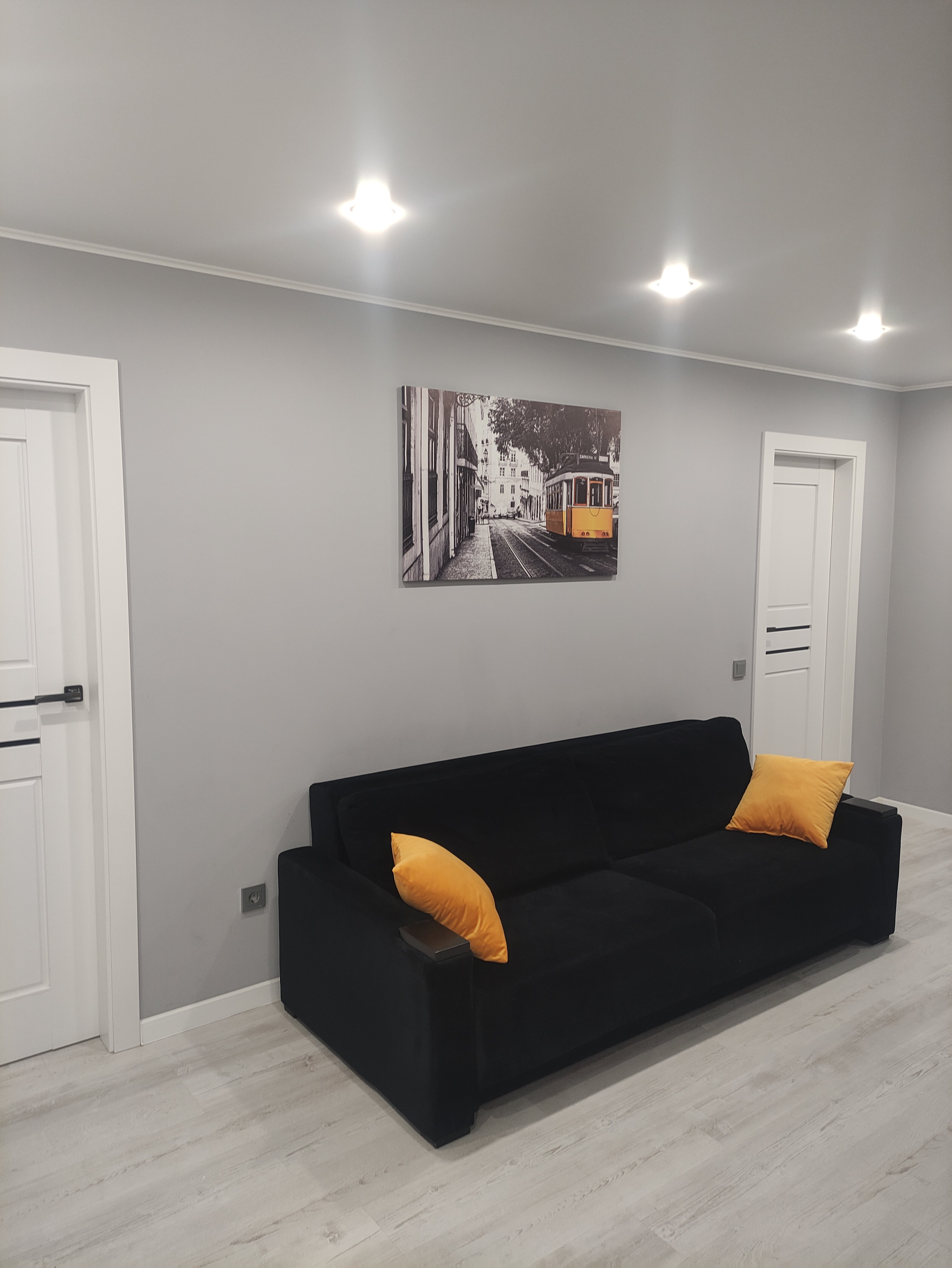 Фото Двухкомнатная квартира у площади