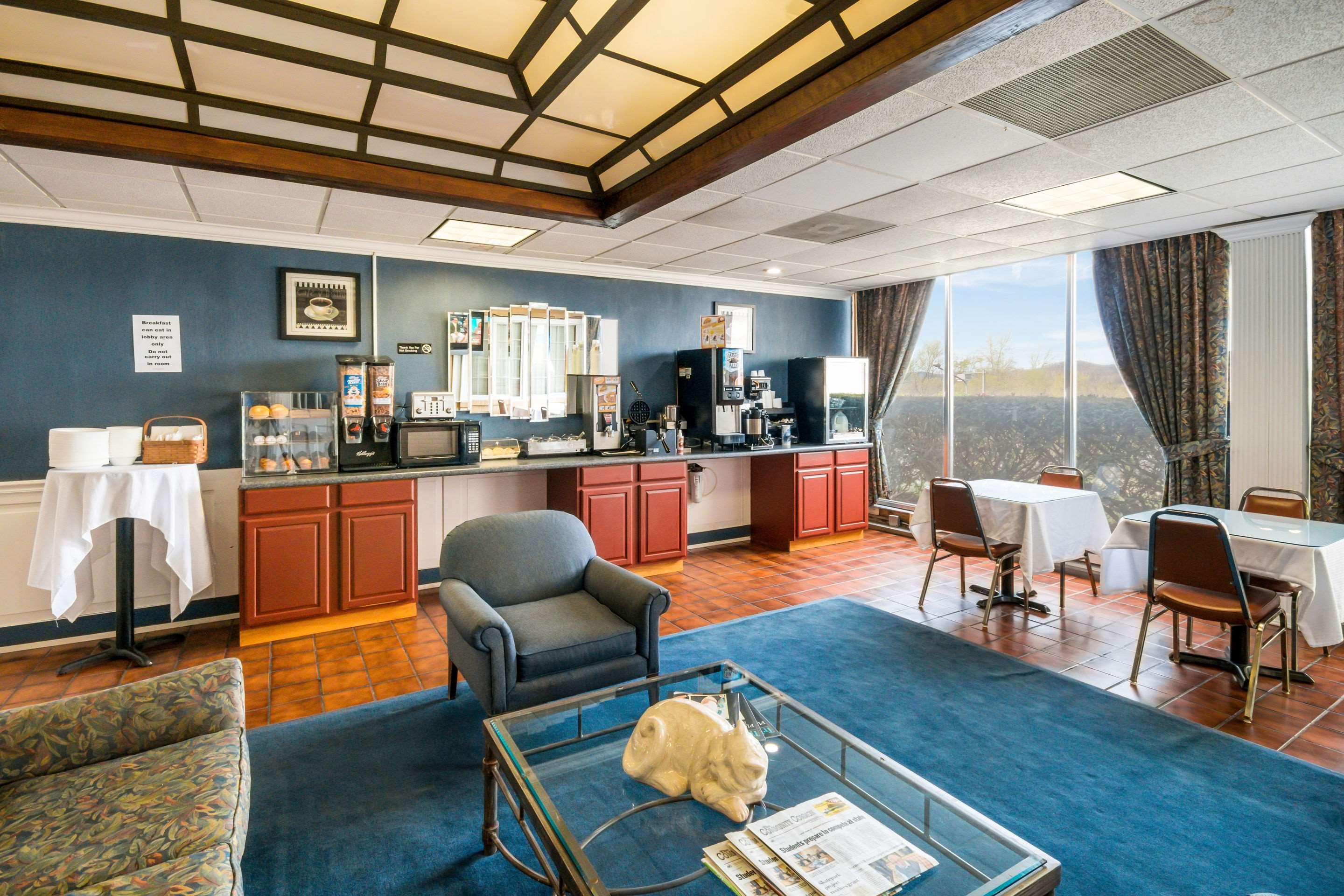 Фото Rodeway Inn & Suites