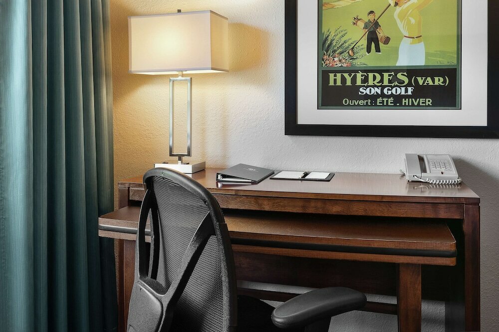 Фото Doubletree by Hilton Cape Cod - Hyannis