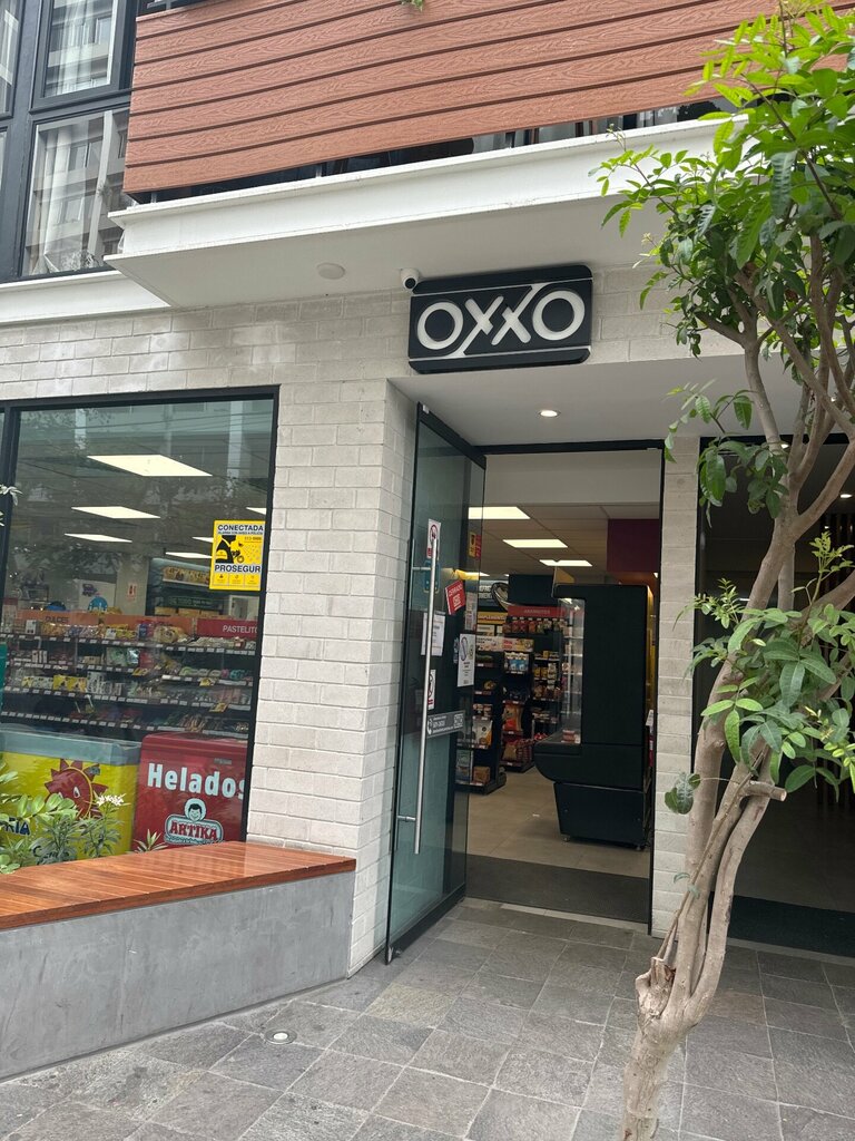 Convenience store Oxxo, Lima, photo