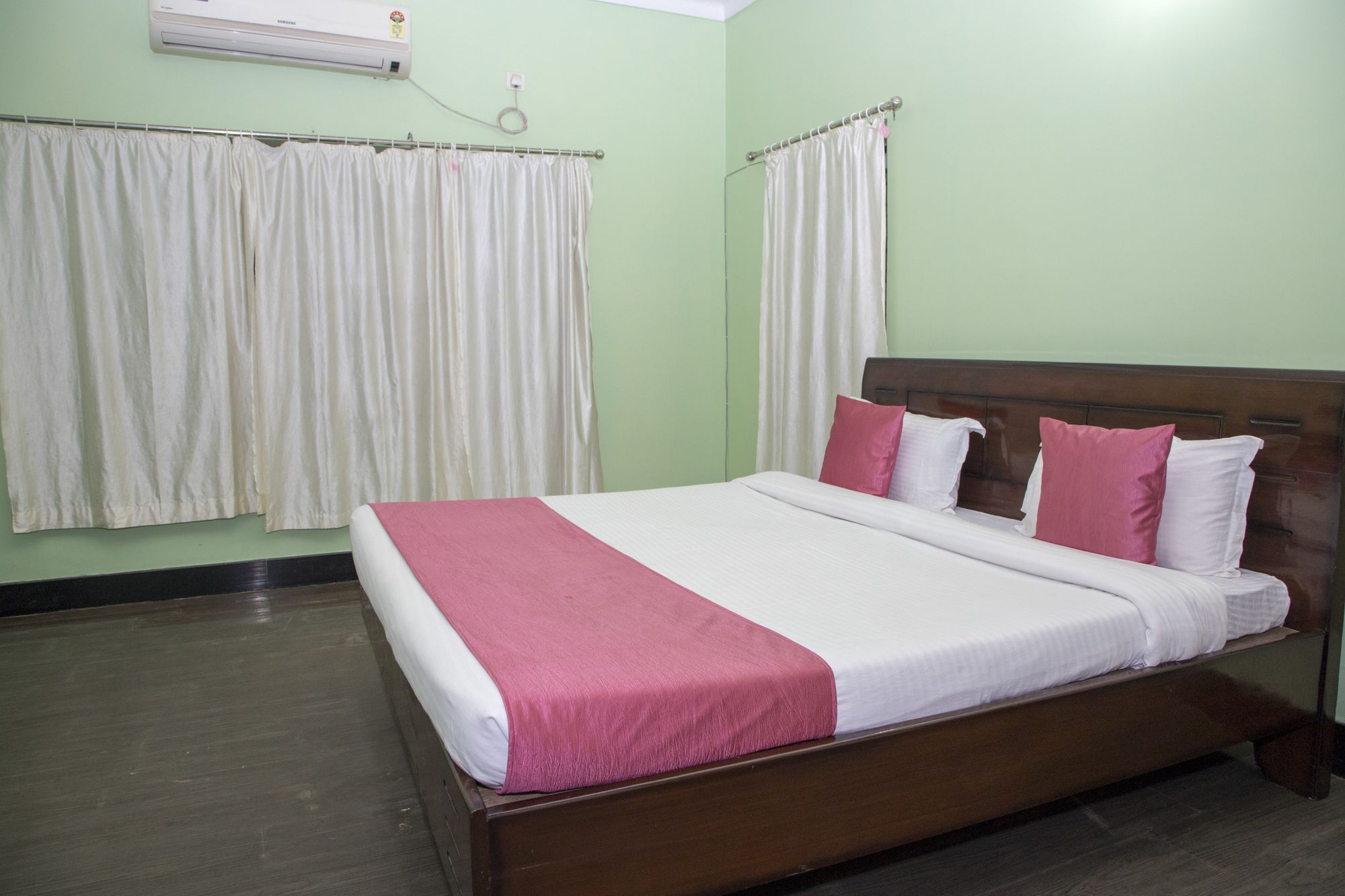 Фото Oyo 11345 Hotel White House Inn