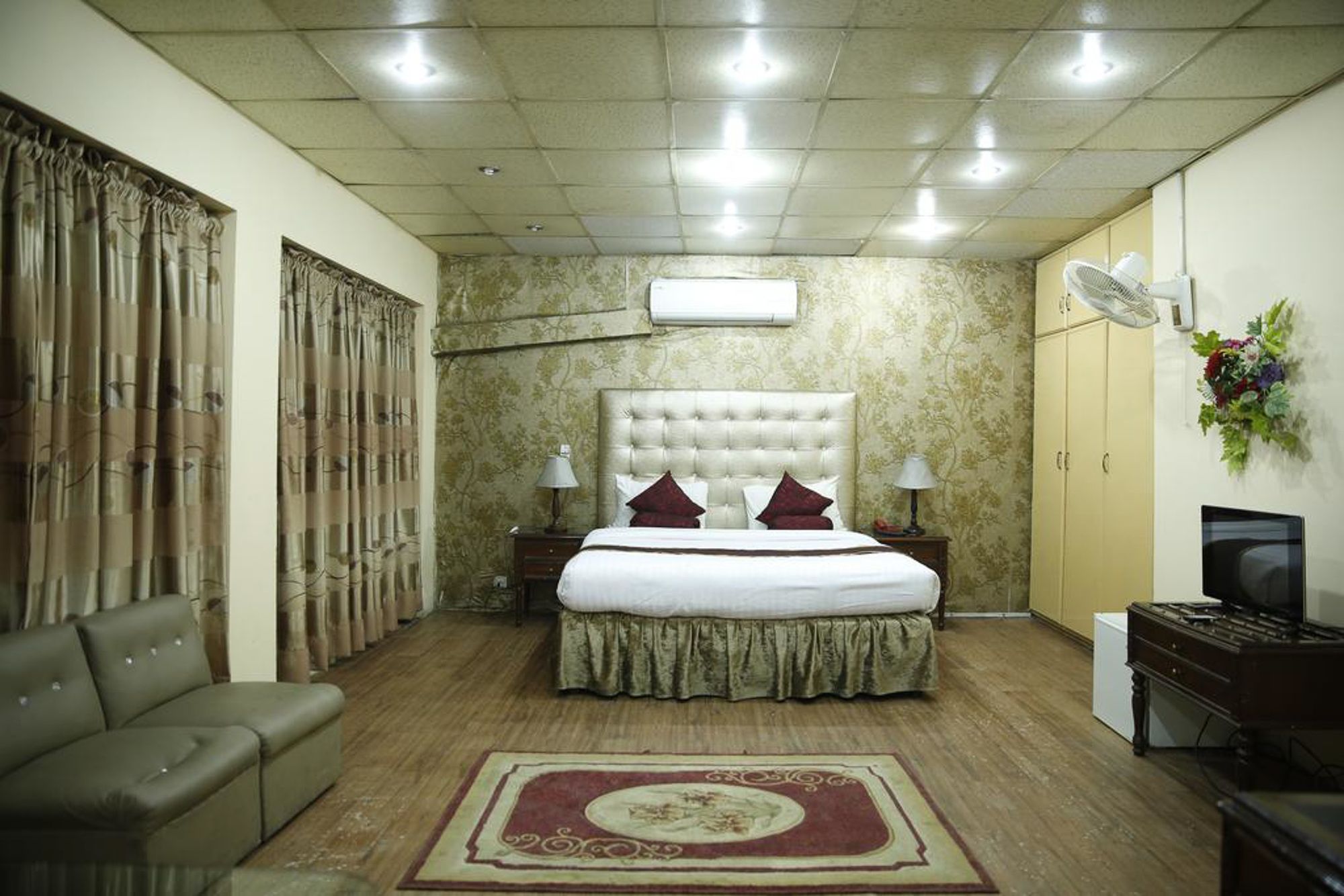 Фото отеля 1