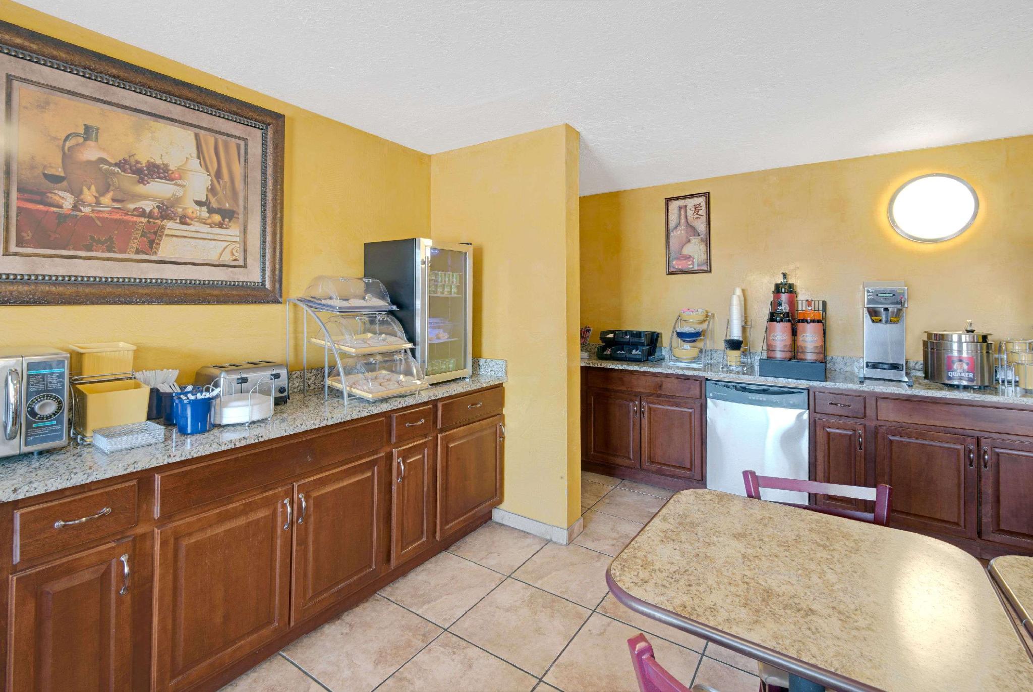 Фото Days Inn by Wyndham East Albuquerque