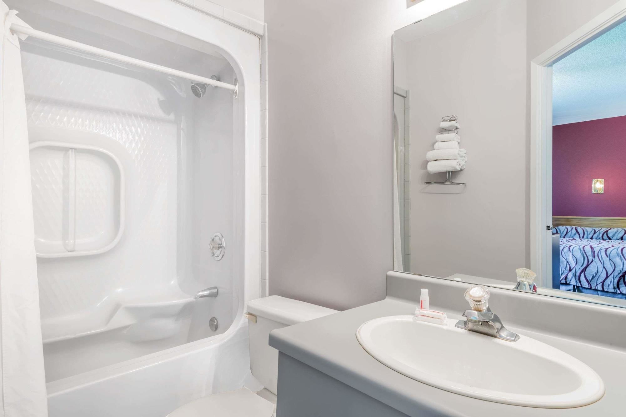 Фото Super 8 by Wyndham Mt Hope Hamilton Intl Arpt On