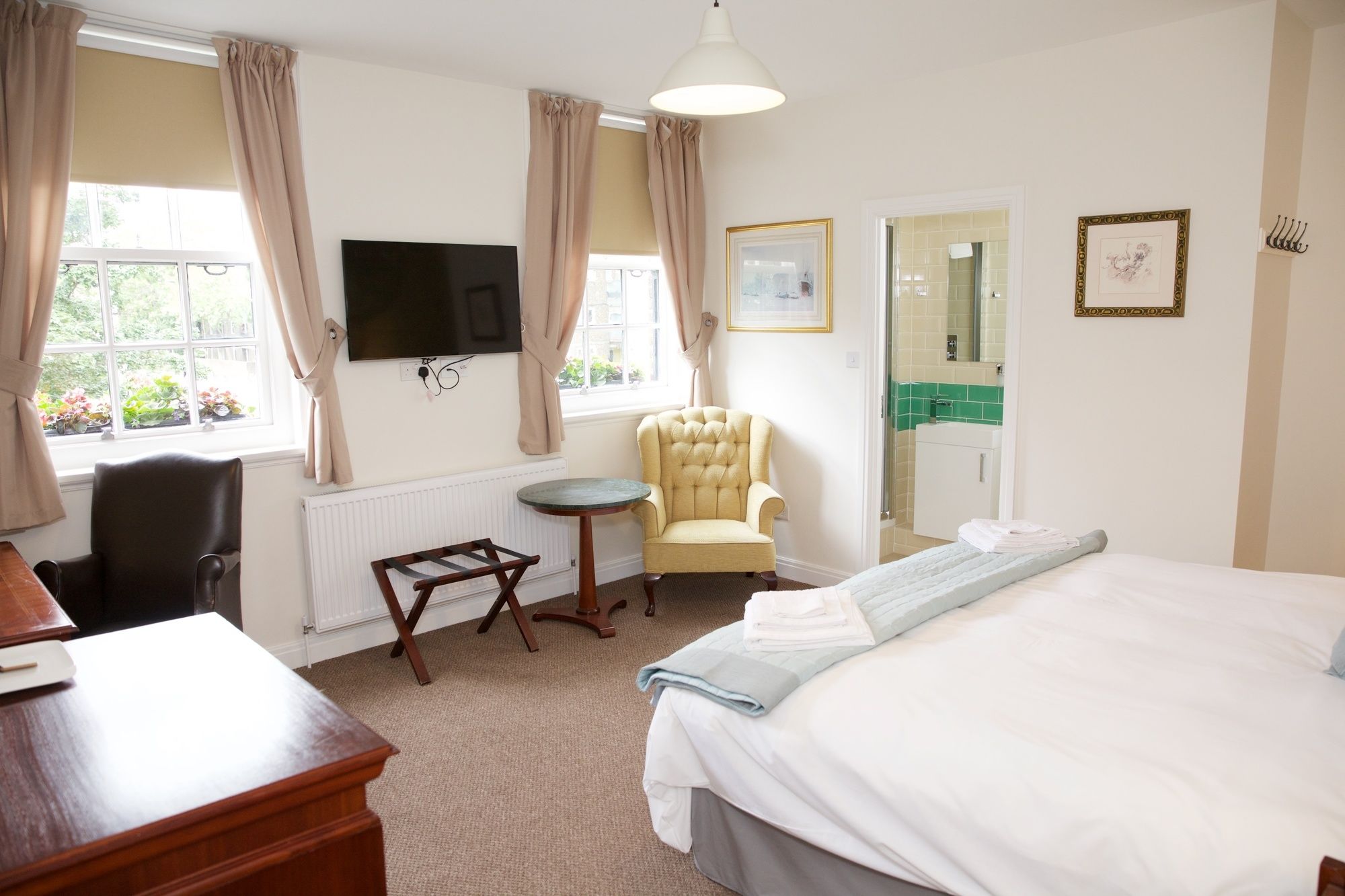 Фото The Captain Cook Hotel