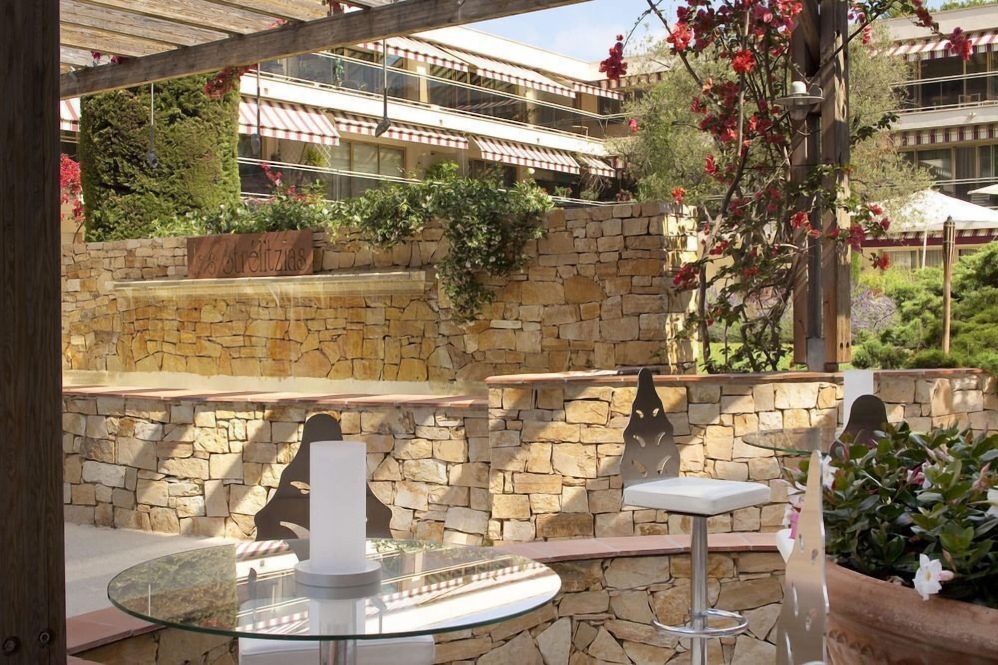 Фото The Originals Boutique, Hôtel Les Strélitzias, Antibes