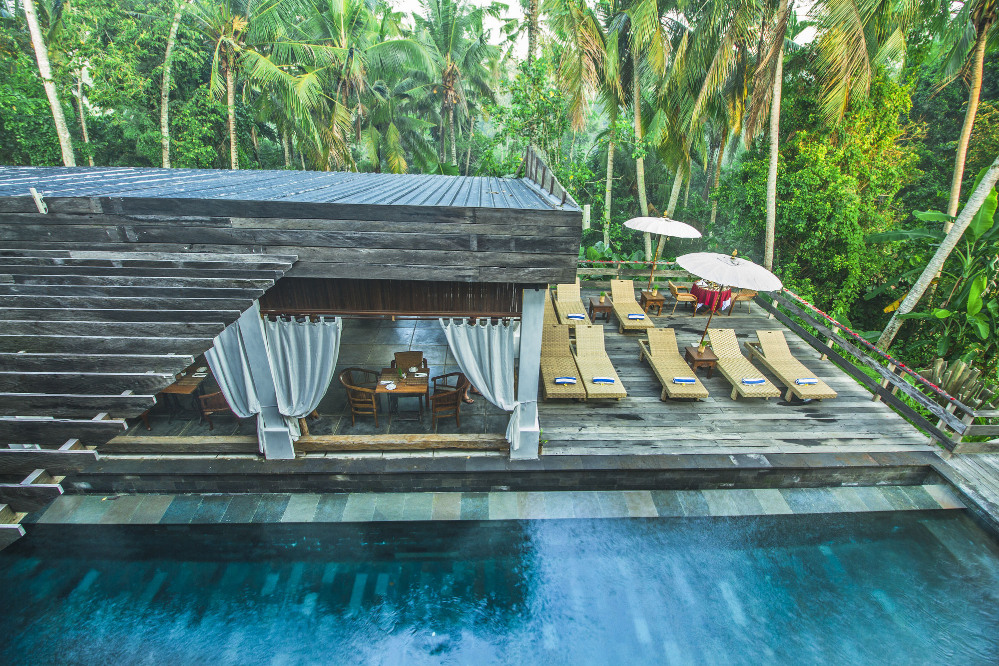 Фото Alam Sembuwuk Resort