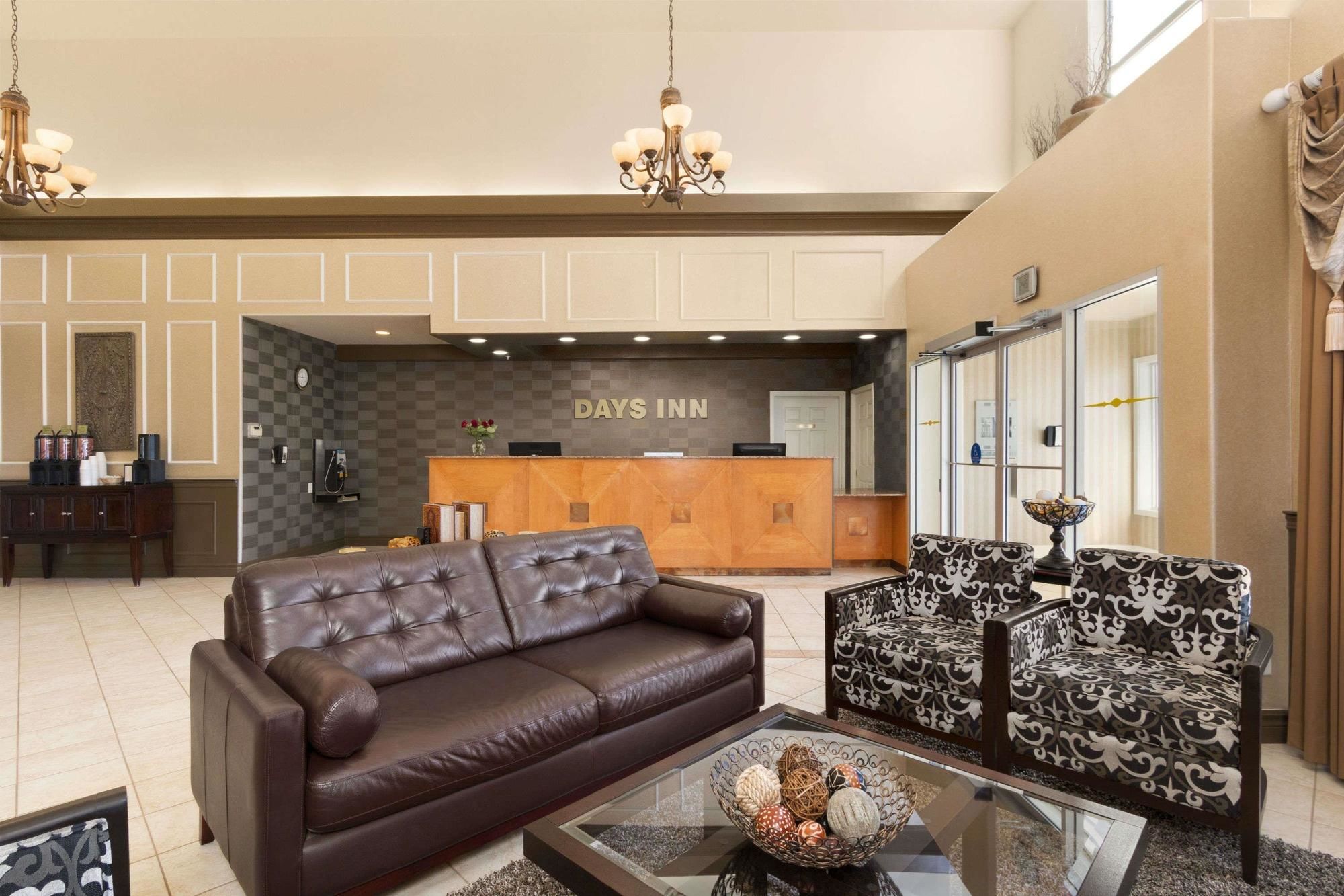 Фото Days Inn by Wyndham Saskatoon