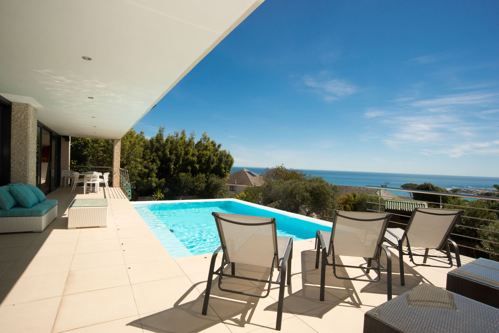 Фото The Blue Emerald