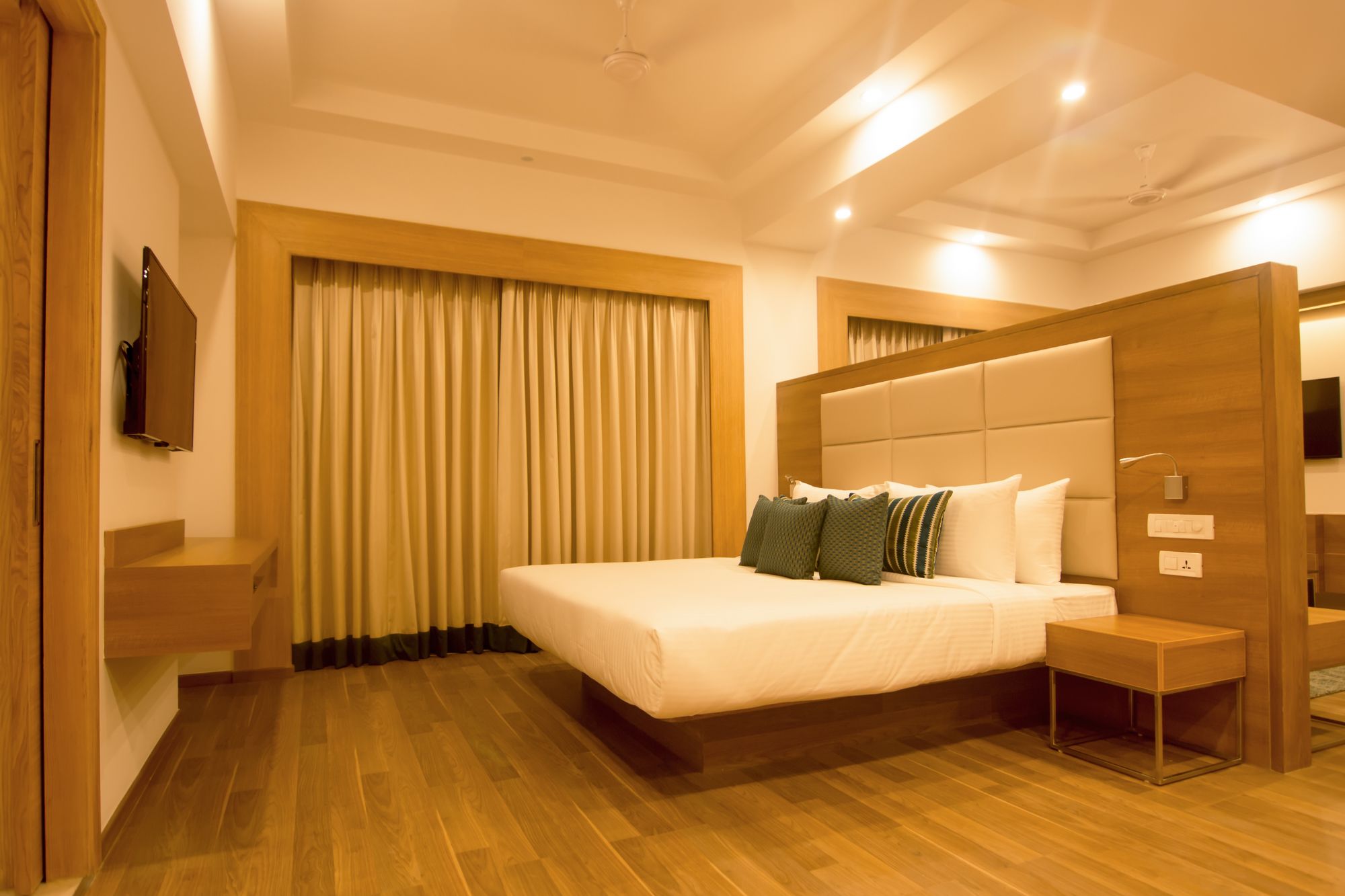 Фото Lemon Tree Hotel, Sector 60, Gurugram