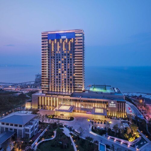 Внешний вид отеля Hilton Yantai Golden Coast в Яньтае, фото 1