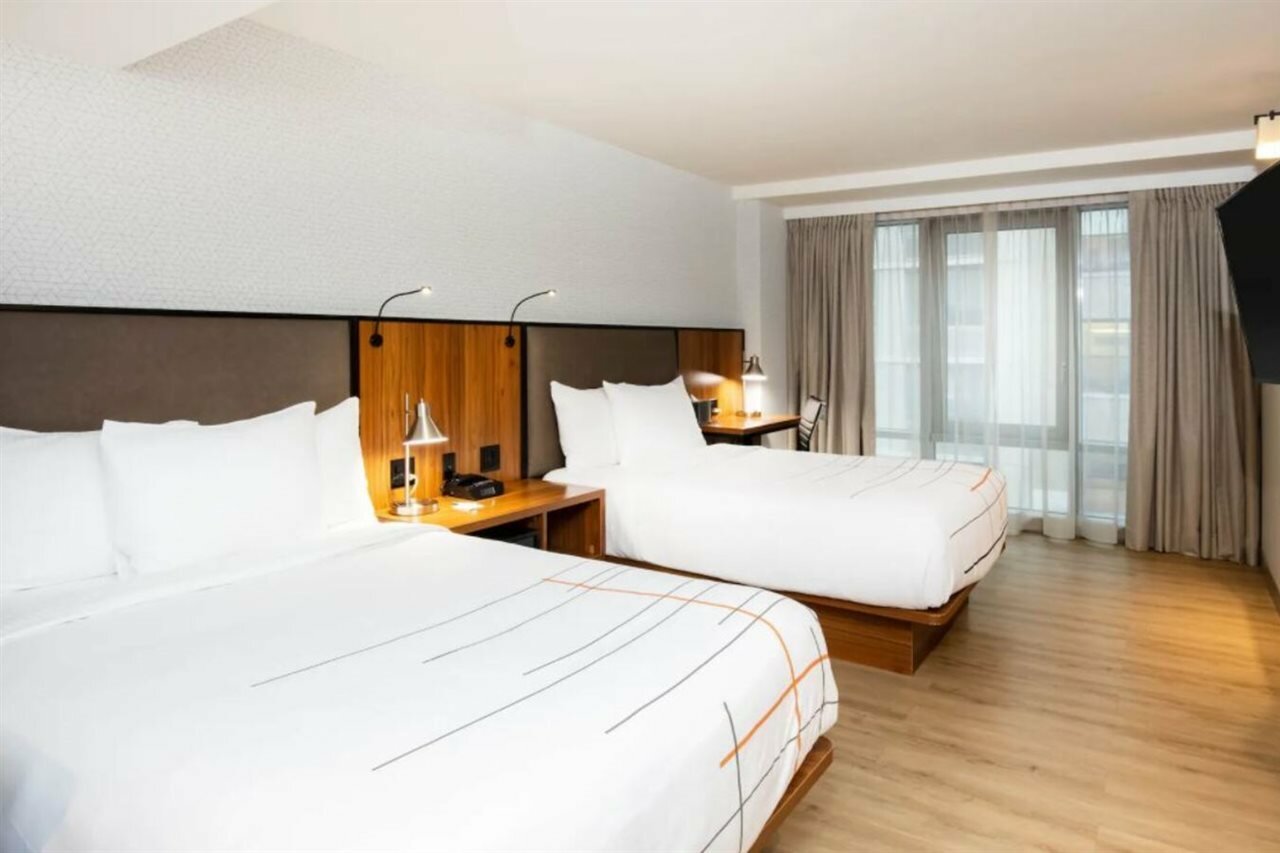 Фото La Quinta Inn & Suites by Wyndham Times Square South