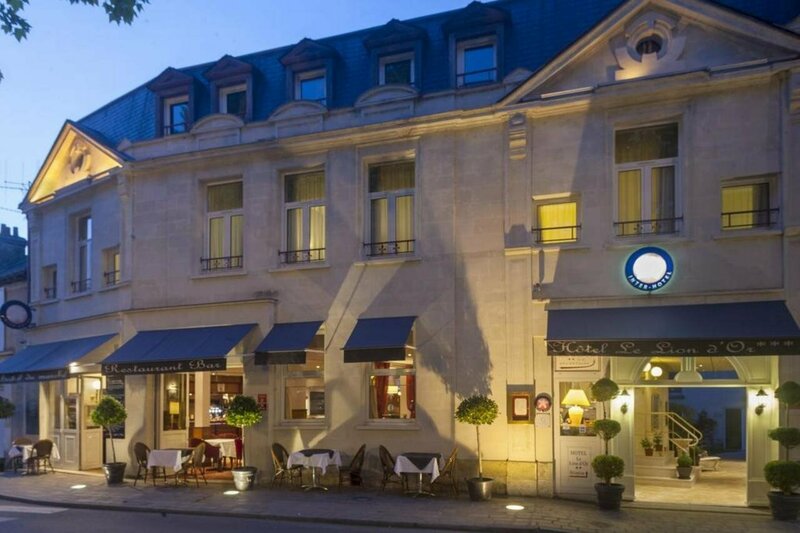 Гостиница Inter-hotel Chinon Le Lion d'Or в Шиноне