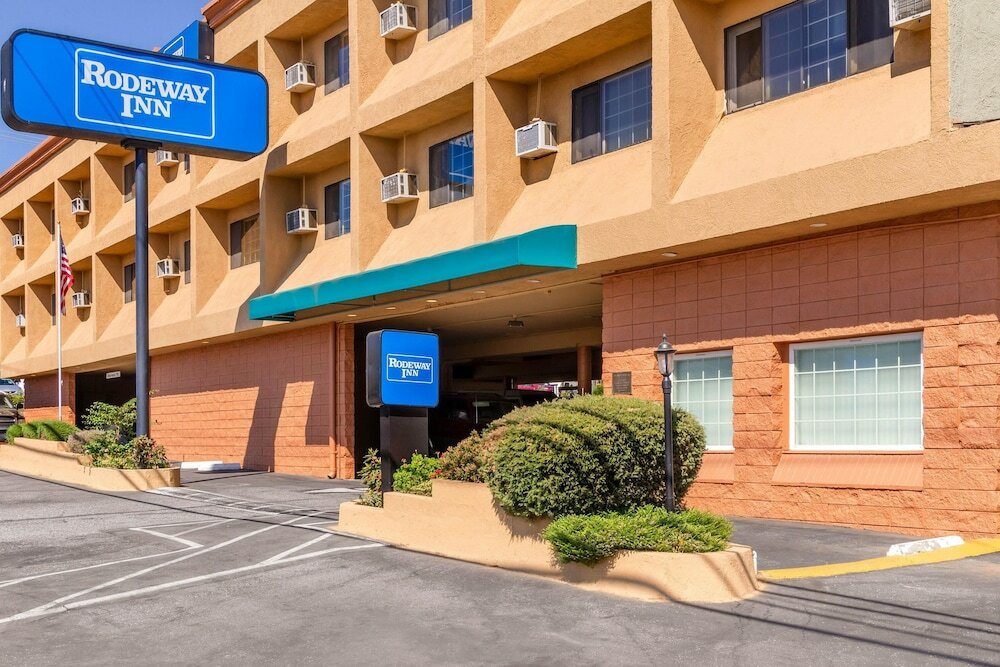 Фото Auburn House Hotel