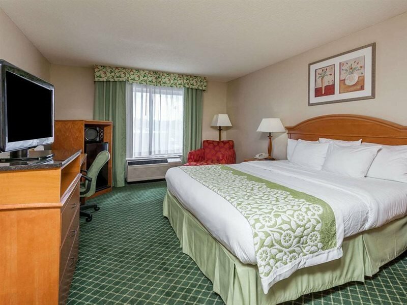 Фото Days Inn & Suites by Wyndham Warren