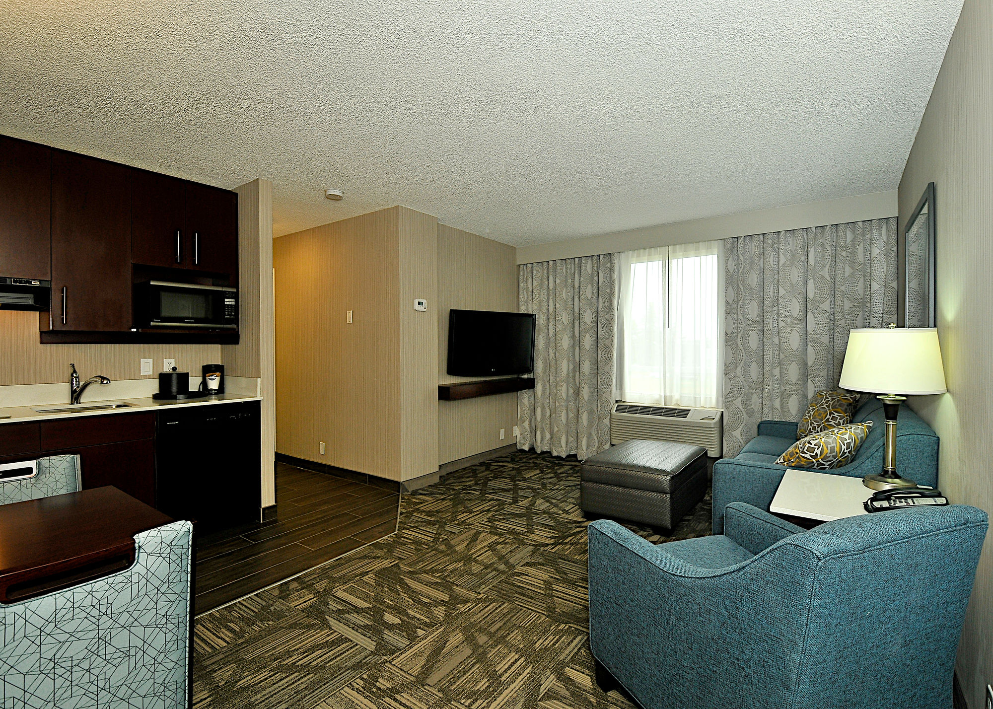 Фото Hampton Inn & Suites by Hilton Calgary Airport