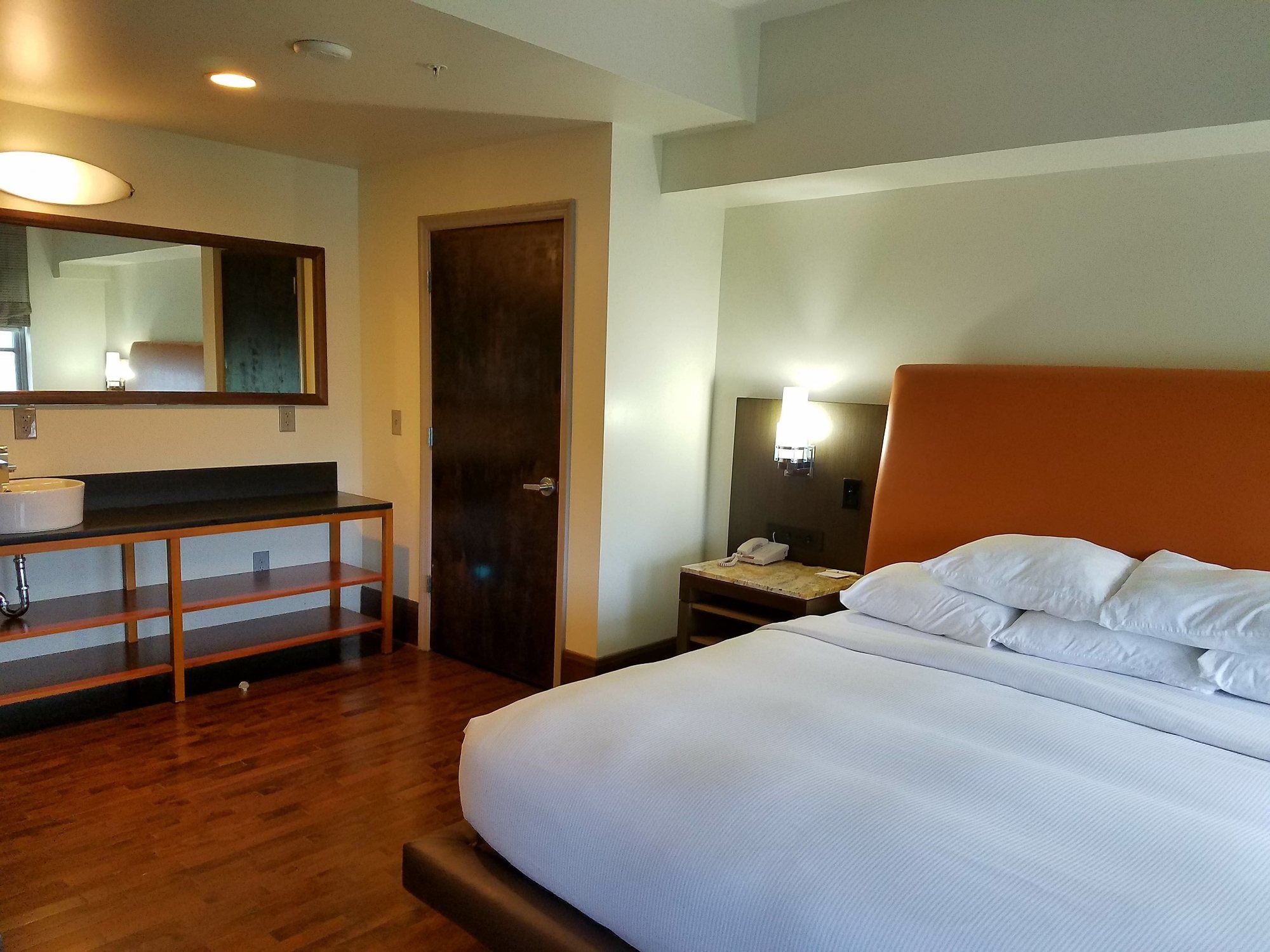 Фото The Tudor Arms Hotel Cleveland - a DoubleTree by Hilton