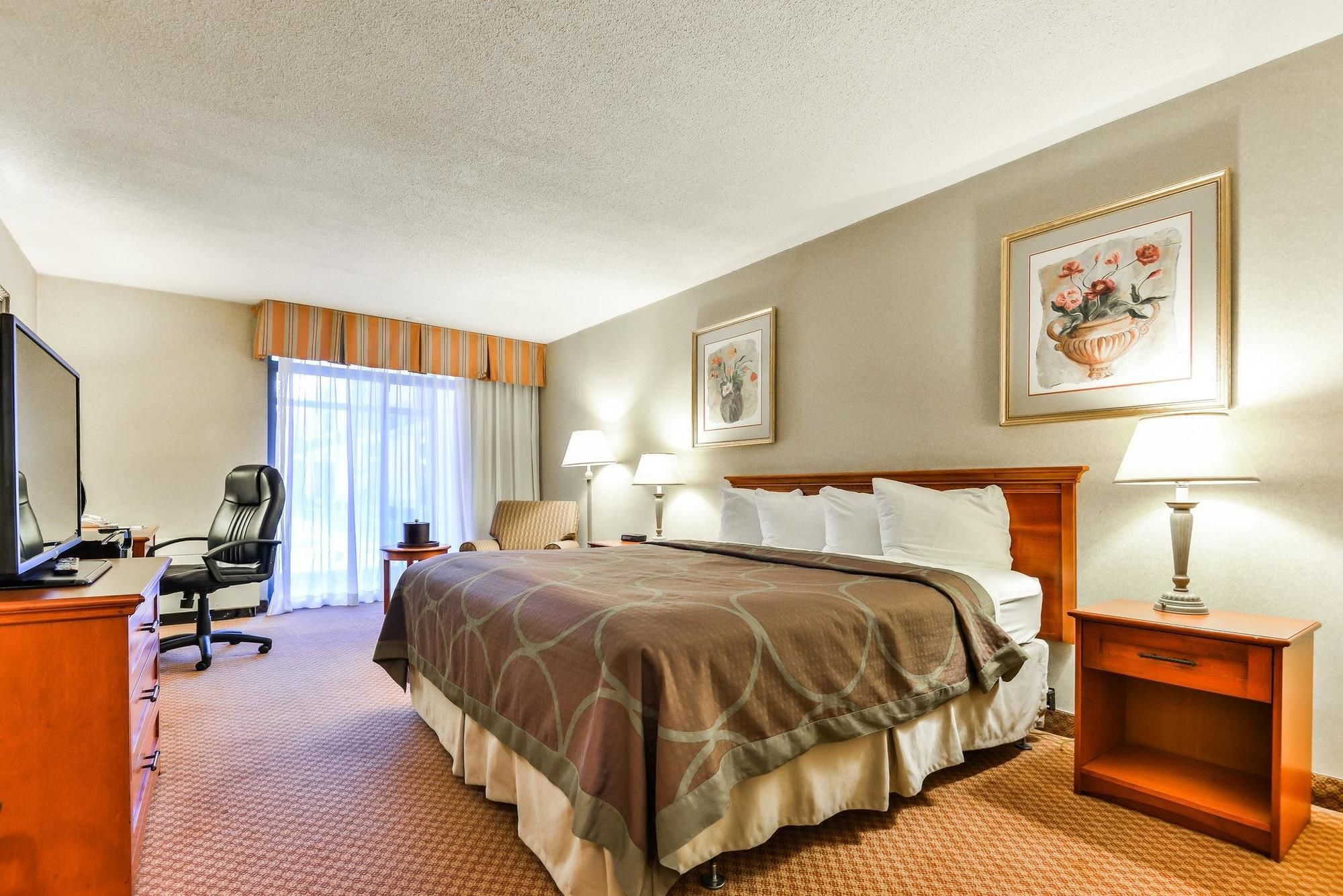 Фото TownePlace Suites by Marriott Oshawa