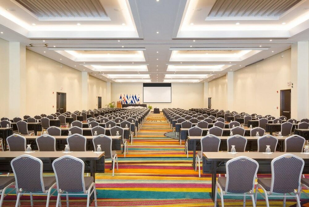 Фото Plaza Hotel and Suites