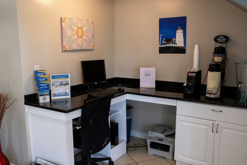 Фото Admiralty Inn & Suites