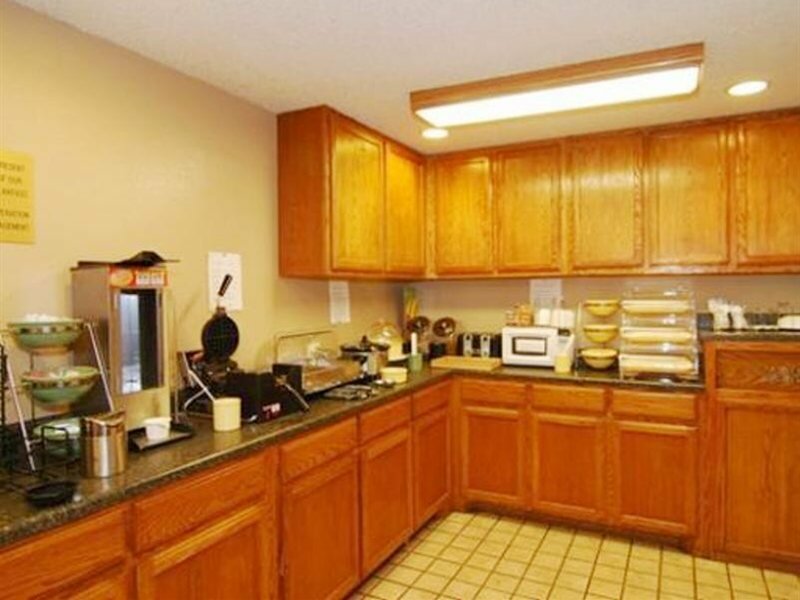 Фото Red Roof Inn & Suites Oklahoma City Southwest