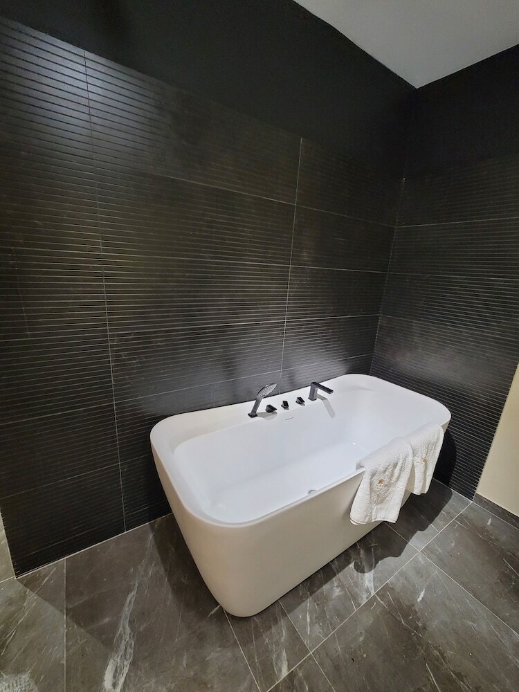 Фото La Mirage Suites & Apartments