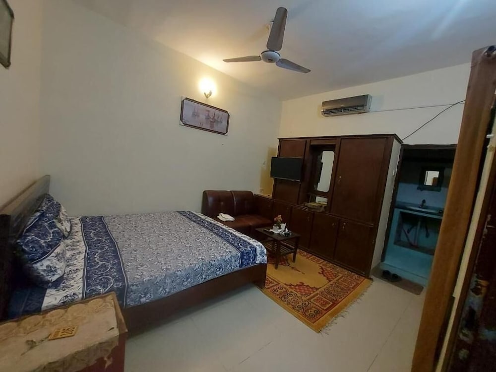 Фото Embassy inn Guest House Hyderabad