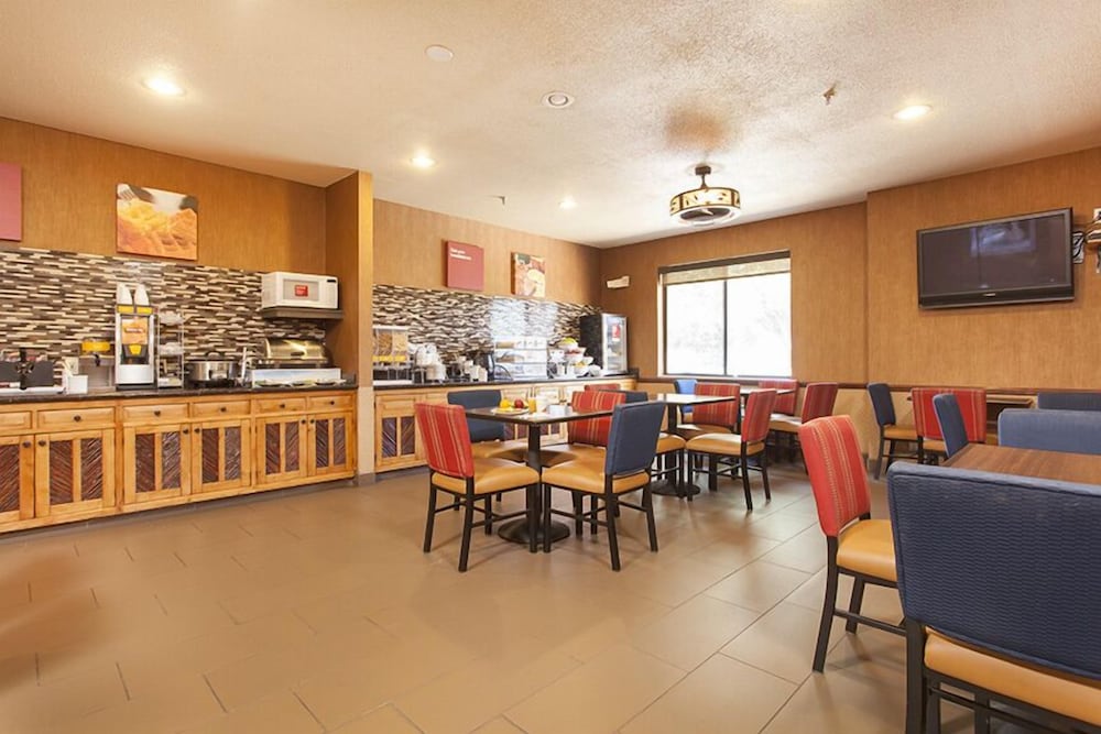 Фото Holiday Inn Express And Suites Santa Fe, an Ihg Hotel