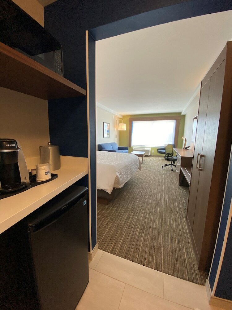 Фото Holiday Inn Express & Suites Aurora, an Ihg Hotel