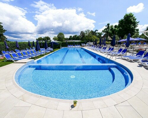 Гостиница Renaissance Paris Hippodrome De St. Cloud Hotel в Версале