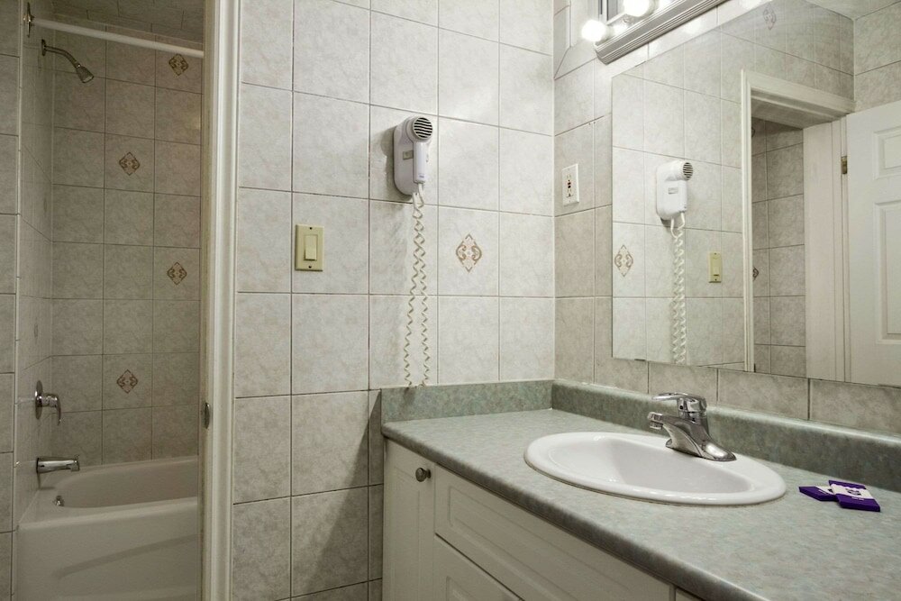 Фото Knights Inn Burlington, On