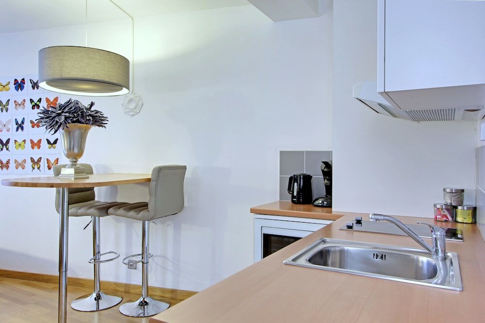 Фото Short Stay Group Museum View Serviced Apartments