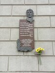 На этом месте в кинотеатре Колизей выступал в июле 1920 года великий русский поэт Сергей Есенин (Bolshaya Sadovaya Street, 71/16), memorial plaque, foundation stone