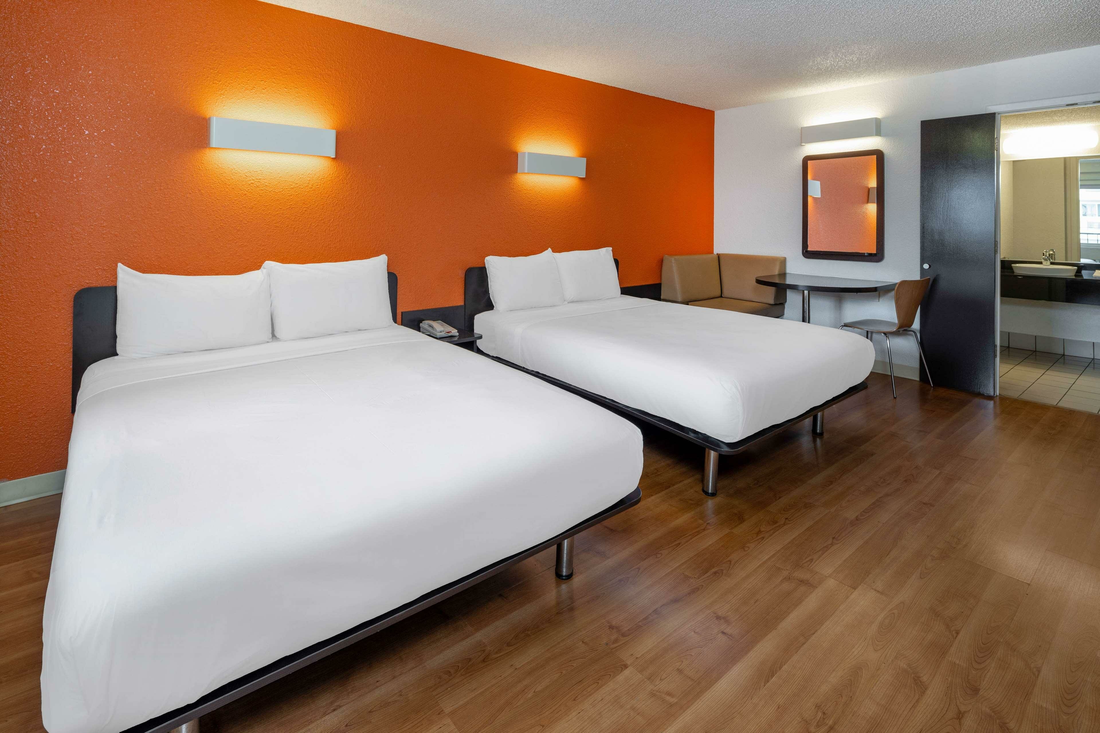 Фото Motel 6 Anaheim Maingate