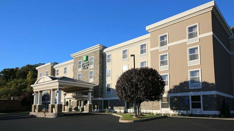 Гостиница Holiday Inn Express Hotel & Suites Danbury - I-84, an Ihg Hotel