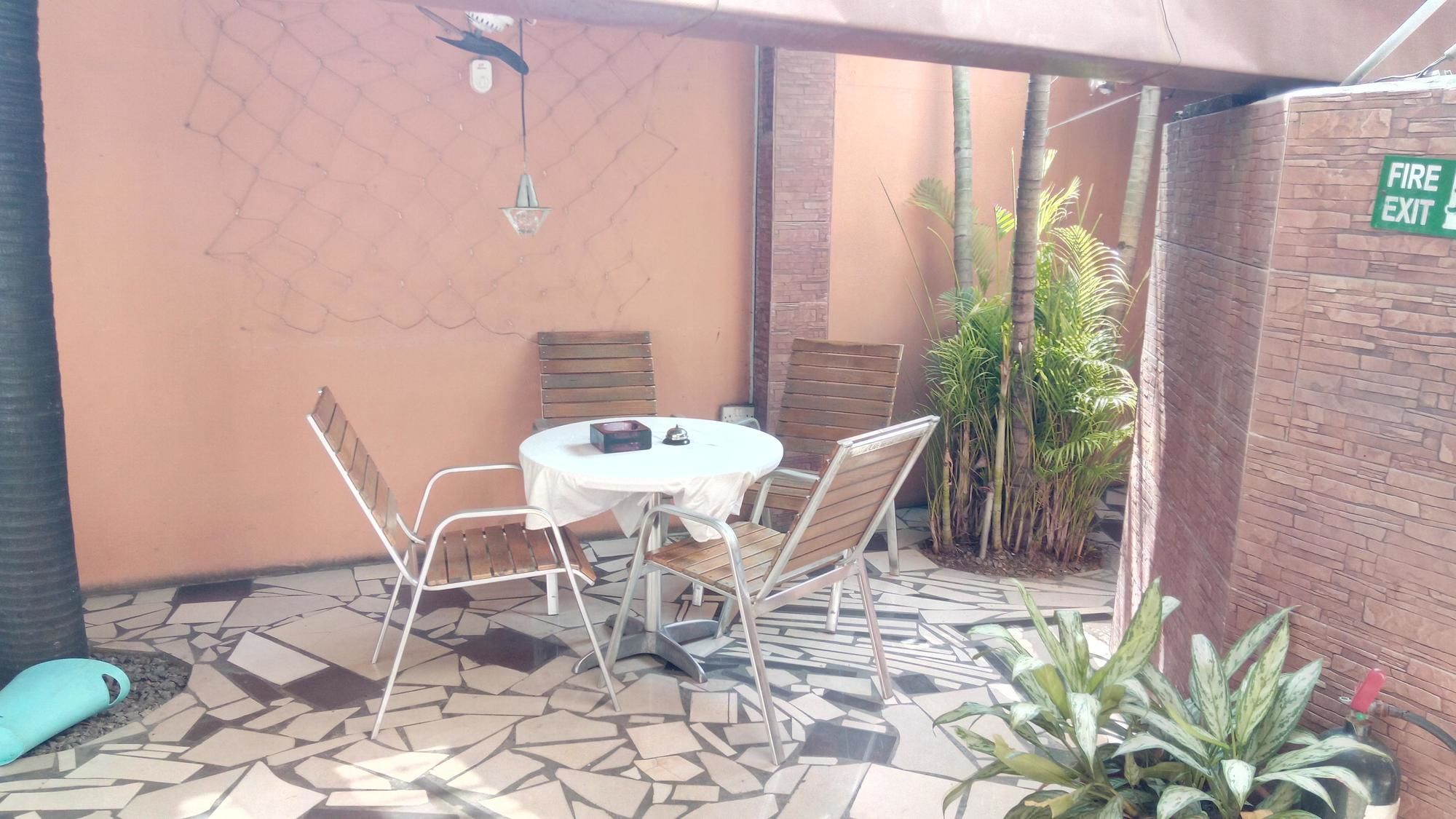 Фото Charlies Place And Suite