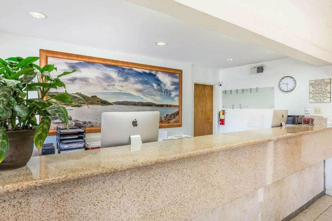 Фото Rodeway Inn Magic Mountain Area