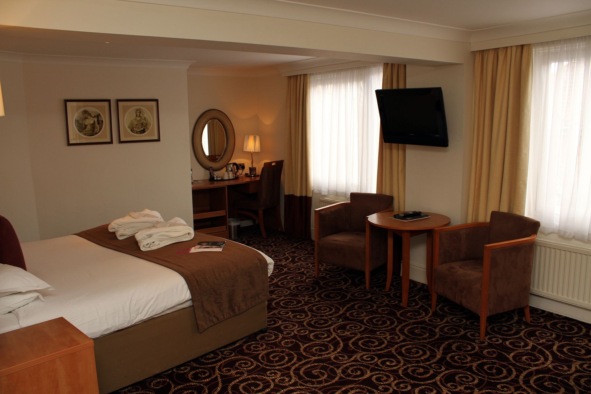 Фото Legacy Rose & Crown Hotel