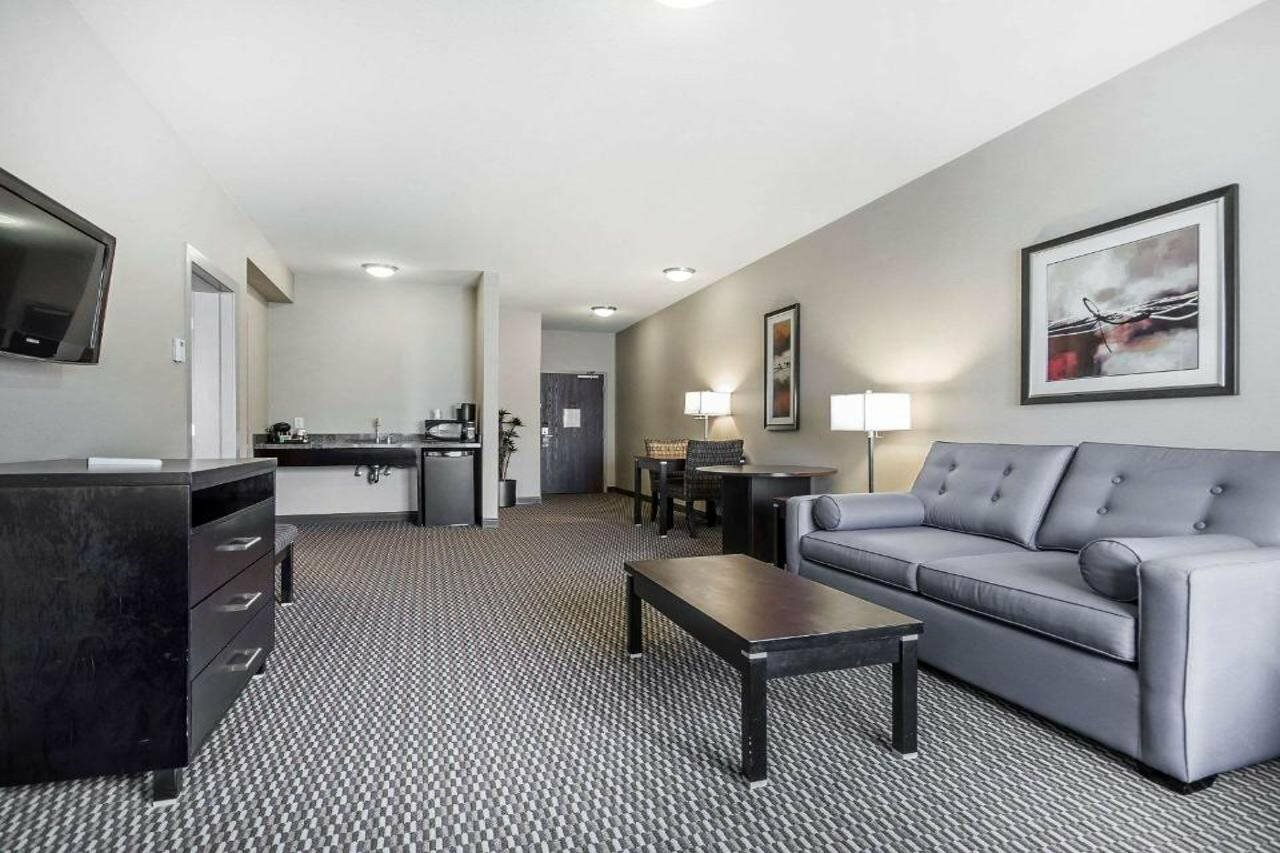 Фото Comfort Suites Kelowna