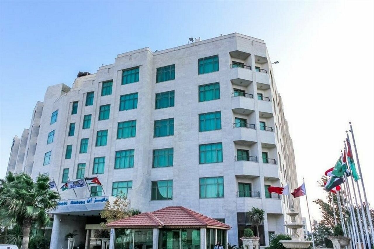 Фото Days Inn by Wyndham Hotel Suites Amman