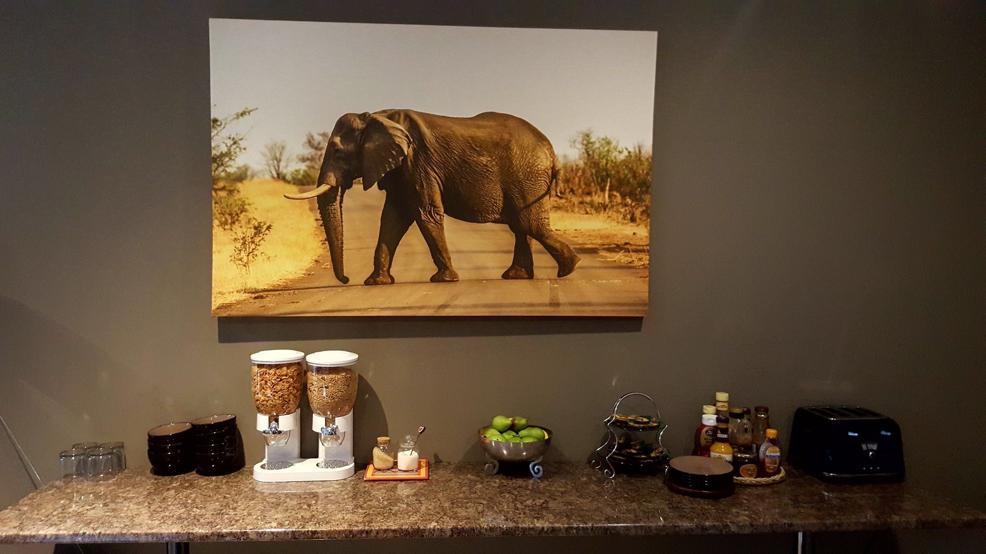 Фото Aerotropolis Guest Lodge