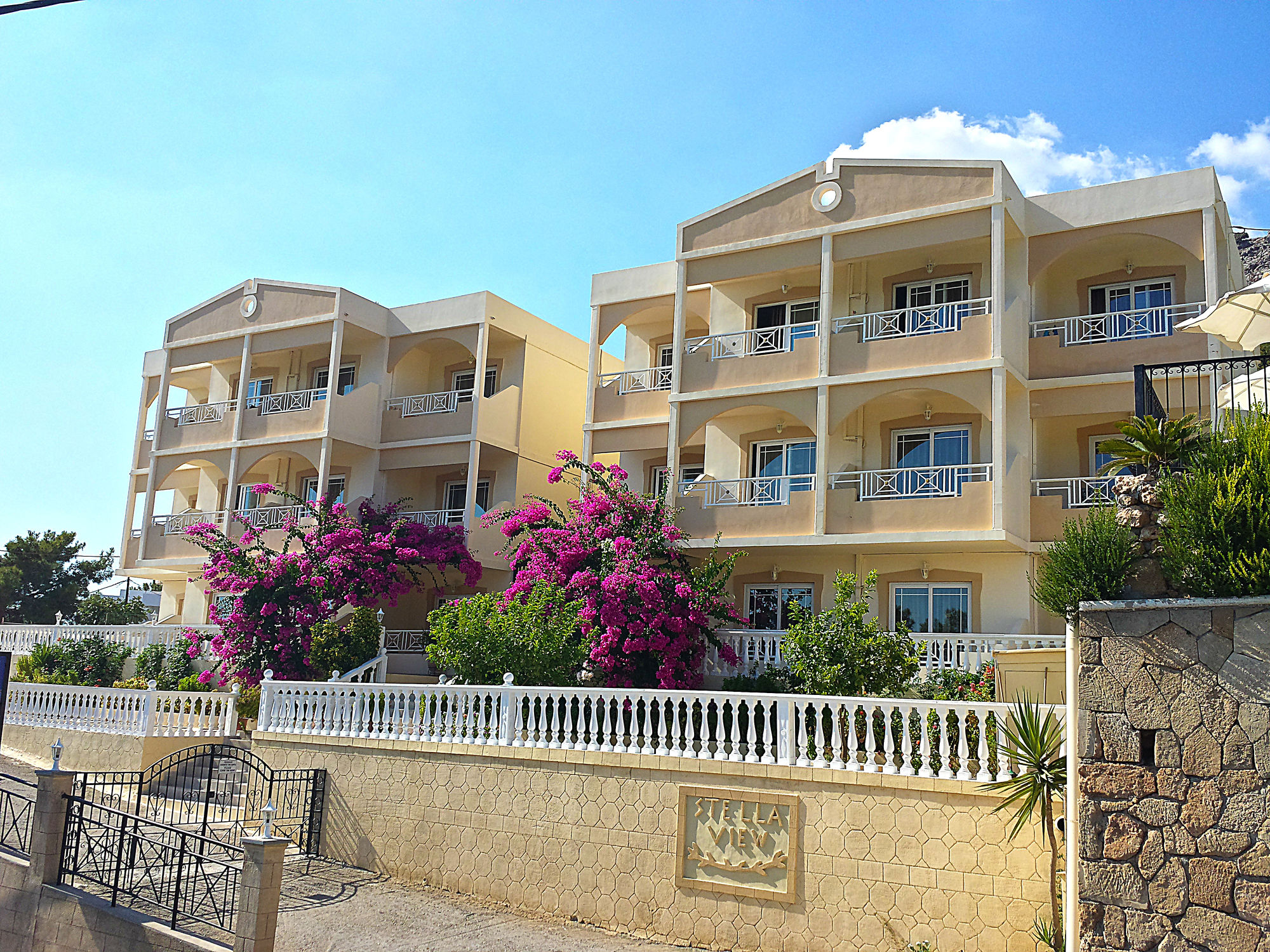 Фото отеля 2