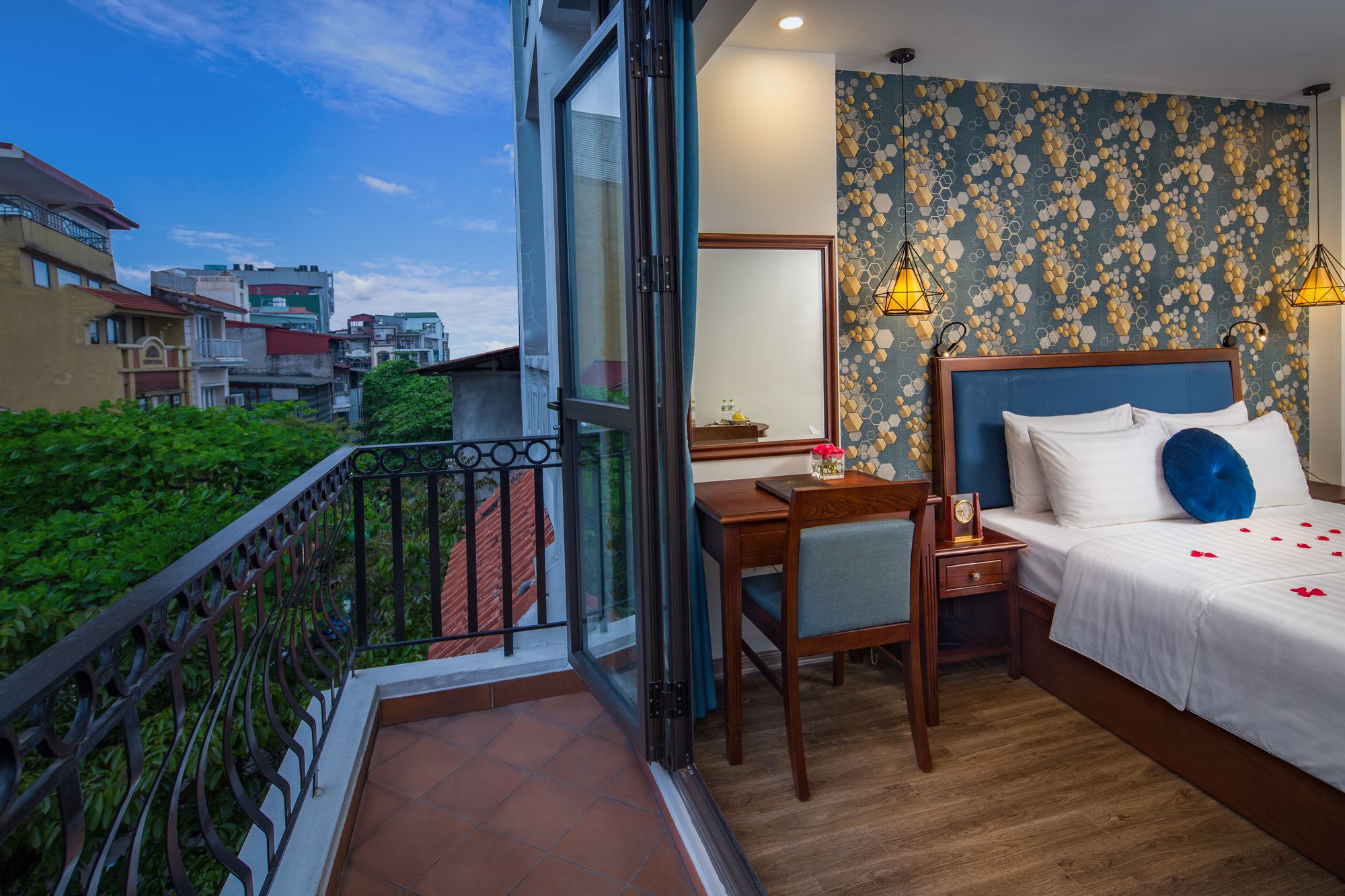 Фото Holiday Emerald Hotel