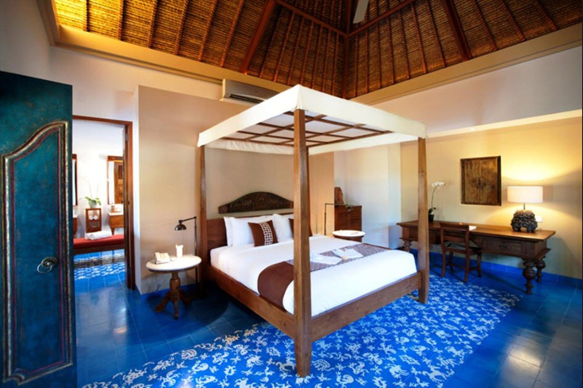 Фото Tandjung Sari Hotel