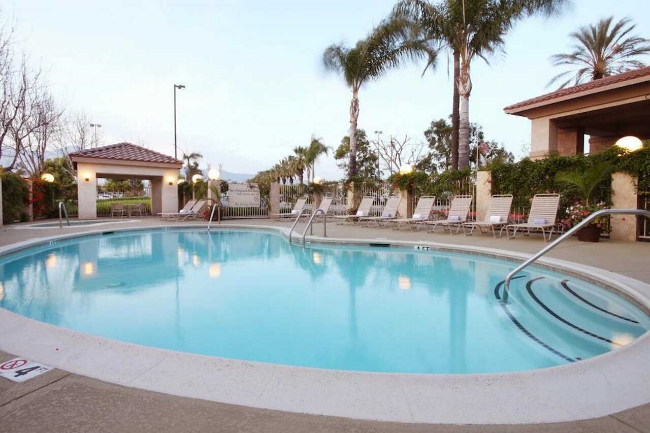 Фото Hampton Inn & Suites Ontario