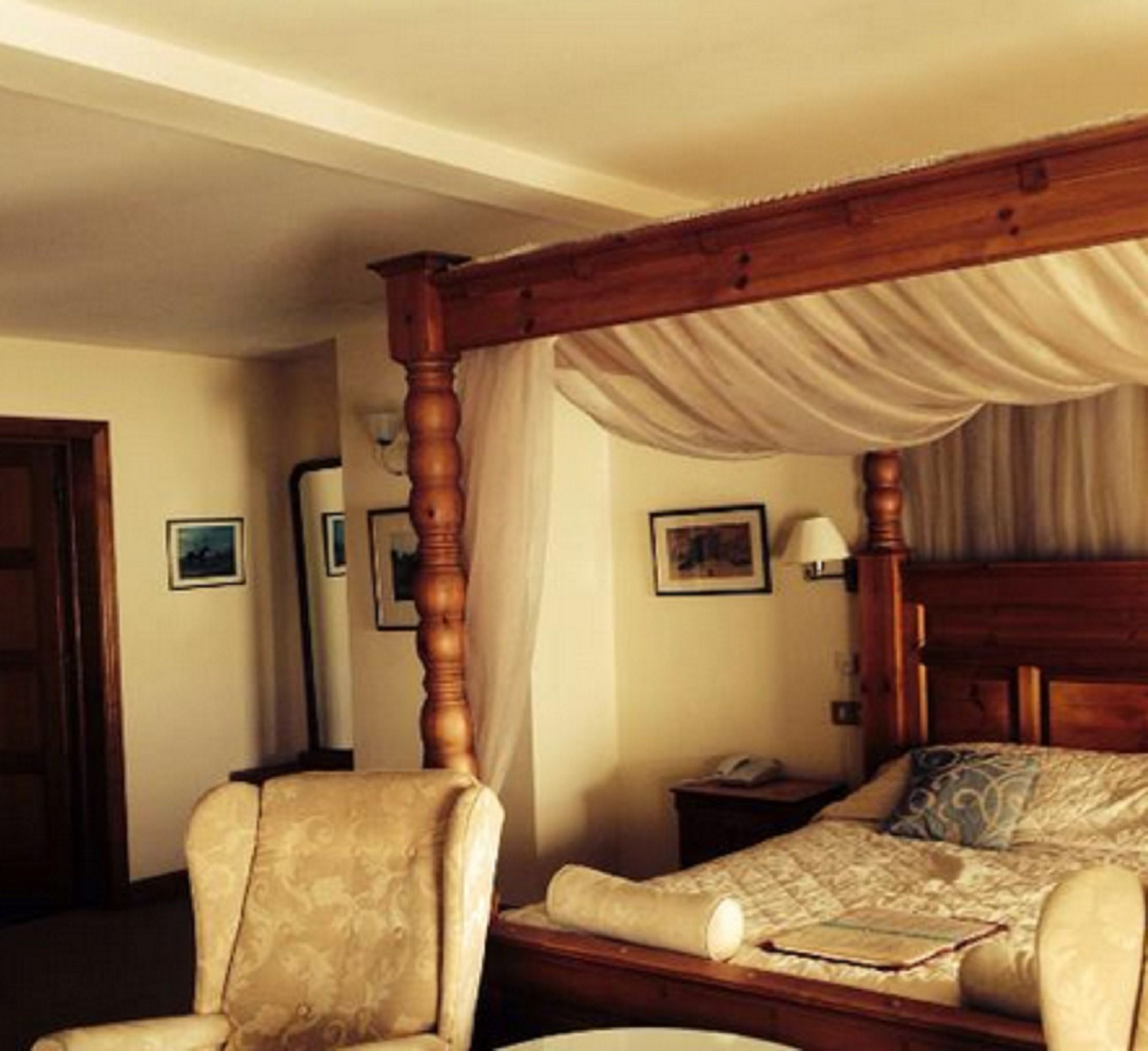 Фото The Feathers Hotel